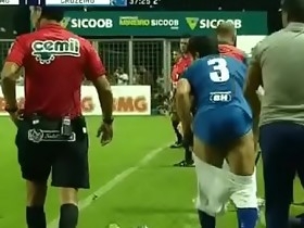 Jogador fica de cueca durante jogo de futebol